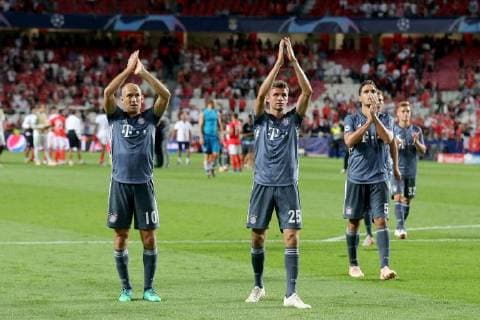 Arjen Robben FC Bayern Munich 10 Thomas Mueller FC Bayern Munich 25 Mats Hummels FC Bayern Muenchen 5 thank the fans Benfica vs Bayern Munich Muenchen Football Champions League Group stage 19 09 2018 Benfica vs FC Bayern Muenchen vs Soccer Champions League Group stage 19 09 2018 Lisbon Copyright: xLanger Eibner-Pressefotox EP_HLR