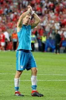 Goalkeeper Manuel Neuer FC Bayern Muenchen 1 thanks Benfica vs Bayern Munich Muenchen Football Champions League Group stage 19 09 2018 Benfica vs FC Bayern Muenchen vs Soccer Champions League Group stage 19 09 2018 Lisbon Copyright: xLanger Eibner-Pressefotox EP_HLR