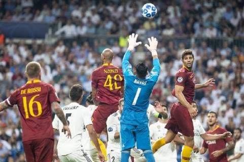 Real Madrid Keylor Navas and A.S. Roma Steven Nzonzi during UEFA Champions League match between Real Madrid and A.S.Roma at Santiago Bernabeu Stadium in Madrid, Spain. September 19, 2018.  (3436065)