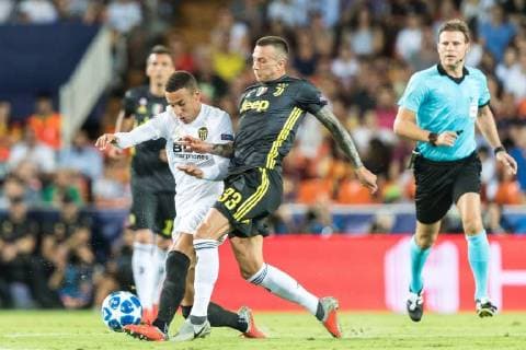 (L-R) Rodrigo Moreno of Valencia CF, Federico Bernardeschi of Juventus FC during the UEFA Champions League group H match between Valencia FC and Juventus FC at Estadi de Mestalla on September 19, 2018 in Valencia, Spain UEFA Champions League 2018 2019 xVIxVIxImagesx xGerritxvanxKeulenxIVx 12174725