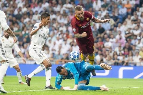 Real Madrid Keylor Navas and A.S. Roma Daniele De Rossi during UEFA Champions League match between Real Madrid and A.S.Roma at Santiago Bernabeu Stadium in Madrid, Spain. September 19, 2018.  (3378053)
