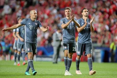 Arjen Robben Bayern Munich 10 Thomas Mueller Bayern Munich 25 Mats Hummels Bayern Munich 5 on the way to the fans Benfica vs Bayern Munich Muenchen Football Champions League group stage 19 09 2018 Benfica vs FC Bayern Muenchen vs Soccer Champions League Group stage 19 09 2018 Lisbon Copyright: xLanger Eibner-Pressefotox EP_HLR
