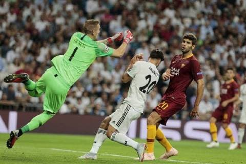Real Madrid s Marco Asensio and AS Roma s Robin Olsen (L) and Federico Fazio (R) during Champions League match. September 19, 2018.  (201809190096)