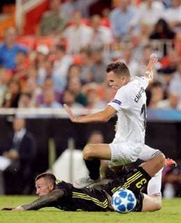 Valencia s Cheryshev (R) vies for the ball with Juventus Bernardeschi during the UEFA Champions League first round groups phase match between Valencia CF and Juventus, at the Mestalla stadium, in Valencia, Valencian Community, Spain, 19 September 2018. Valencia FC vs. Juventus !ACHTUNG: NUR REDAKTIONELLE NUTZUNG!  Copyright: xKaixForsterlingx VAL18 20180919-636729963400474660