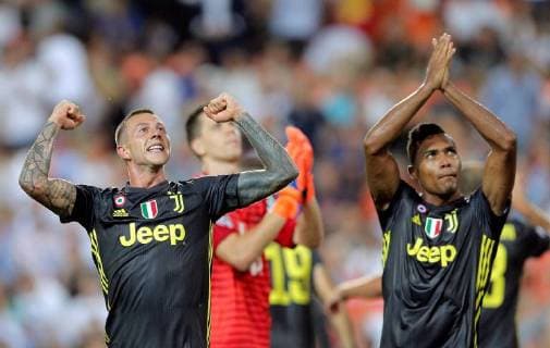 Juventus players jubilate the victory after the UEFA Champions League first round groups phase match between Valencia CF and Juventus, at the Mestalla stadium, in Valencia, Valencian Community, Spain, 19 September 2018. Valencia FC vs. Juventus !ACHTUNG: NUR REDAKTIONELLE NUTZUNG!  Copyright: xKaixForsterlingx VAL23 20180919-636729971494411689