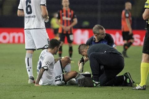 Doctors apply first aid to midfielder Leonardo Bittencourt of TSG 1899 Hoffenheim injured in the UEFA Champions League Group F match against FC Shakhtar Donetsk at the Metalist Stadium, Kharkiv, northeastern Ukraine, September 19, 2018. Ukrinform. Shakhtar 2-2 Hoffenheim in Kharkiv  Copyright: xVyacheslavxMadiyevskyyx