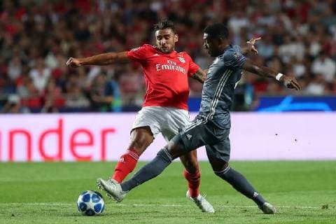 September 19, 2018 - Lisbon, Portugal - Benfica s Argentine midfielder Eduardo Salvio vies with Bayern Munich s defender David Alaba from Austria (R ) during the UEFA Champions League Group E football match SL Benfica vs Bayern Munich at the Luz stadium in Lisbon, Portugal on September 19, 2018. SL Benfica v FC Bayern Muenchen - UEFA Champions League  - ZUMAn230 20180919_zaa_n230_224 Copyright: xPedroxFiuzax