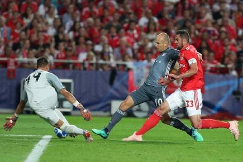 September 19, 2018 - Lisbon, Portugal - Bayern Munich s midfielder Arjen Robben from Nederlands (C ) vies with Benfica s German goalkeeper Odisseas Vlachodimos and Brazilian defender Jardel during the UEFA Champions League Group E football match SL Benfica vs Bayern Munich at the Luz stadium in Lisbon, Portugal on September 19, 2018. SL Benfica v FC Bayern Muenchen - UEFA Champions League  - ZUMAn230 20180919_zaa_n230_226 Copyright: xPedroxFiuzax