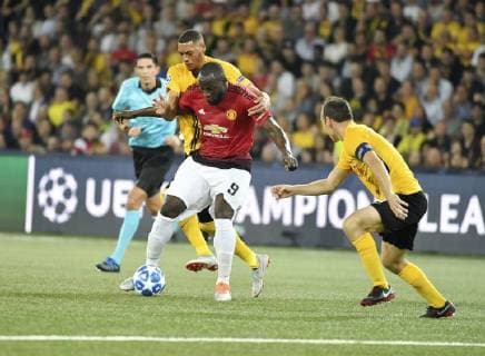 19 09 2018 Bern Switzerland Stade de Suisse Football Mens Champions League Season 2018 2019 BSC Young Boys Manchester United Pictured Romelo Lukako Manchester against Guillaume Hoarau and Steve von Bergen both YB action