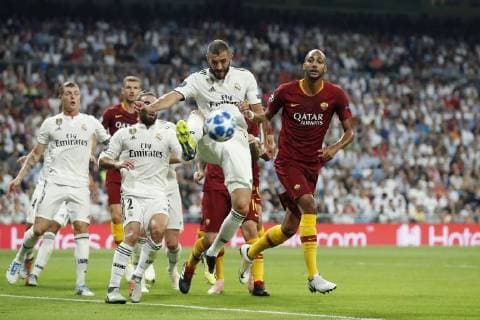 (L-R) Toni Kroos of Real Madrid, Edin Dzeko of AS Roma, Daniel Carvajal of Real Madrid, Karim Benzema of Real Madrid, Steven Nzonzi of AS Roma during the UEFA Champions League group G match between Real Madrid and AS Roma at the Santiago Bernabeu stadium on September 19, 2018 in Madrid, Spain UEFA Champions League 2018 2019 xVIxVIxImagesx xMauricexvanxSteenxIVx 12175894