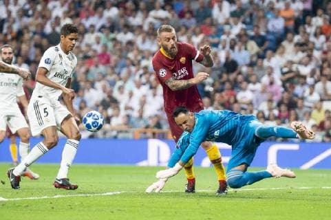 September 19, 2018 - Madrid, Spain - Real Madrid Keylor Navas and A.S. Roma Daniele De Rossi during UEFA Champions League match between Real Madrid and A.S.Roma at Santiago Bernabeu Stadium in Madrid, Spain. September 19, 2018. Real Madrid v AS Roma - UEFA Champions League Group G  - ZUMAn230 20180919_zaa_n230_264 Copyright: xCoolmediax