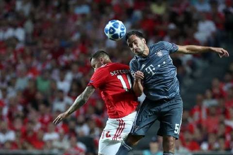 September 19, 2018 - Lisbon, Portugal - Bayern Munich s defender Mats Hummels from Germany (R ) heads the ball with Benfica s Suisse forward Haris Seferovic during the UEFA Champions League Group E football match SL Benfica vs Bayern Munich at the Luz stadium in Lisbon, Portugal on September 19, 2018. SL Benfica v FC Bayern Muenchen - UEFA Champions League Group E  - ZUMAn230 20180919_zaa_n230_291 Copyright: xPedroxFiuzax