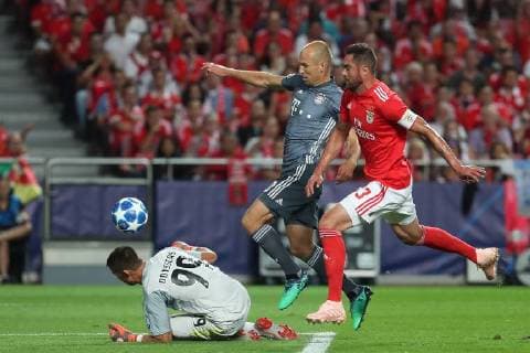 September 19, 2018 - Lisbon, Portugal - Bayern Munich s midfielder Arjen Robben from Nederlands (C ) vies with Benfica s German goalkeeper Odisseas Vlachodimos and Brazilian defender Jardel during the UEFA Champions League Group E football match SL Benfica vs Bayern Munich at the Luz stadium in Lisbon, Portugal on September 19, 2018. UEFA Champions League Group E football match SL Benfica vs Bayern Munich - ZUMAf123 20180919_zap_f123_011 Copyright: xPedroxFiuzax