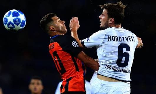 19.09.2018 Kharkiv(Ukraine) FC Shakhtar Donetsk-TSG 1899 Hoffenheim champions league men s football Havard Nordtveit(R)TSG 1899 Hoffenheim, Junior Moraes(L)FC Shakhtar :Str 