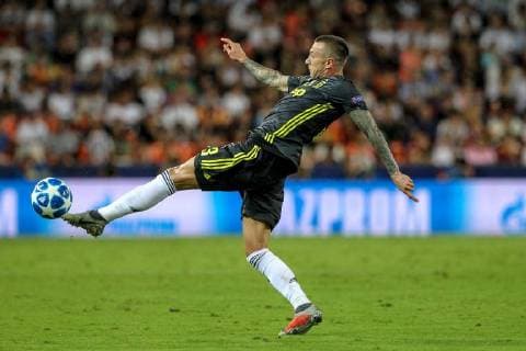 19th September 2018, Mestalla, Valencia, Spain; UEFA Champions League football, Valencia versus Juventus; Federico Bernardeschi of Juventus Turin tries to control a difficult ball  ActionPlus12063980 PedroxSalado
