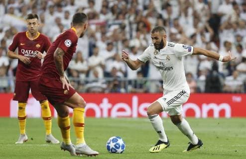 Partido de Liga de Campeones entre el Real Madrid y la Roma en el Bernabéu. En la imagen, Benzema. Champions League match between Real Madrid and Roma. In this picture, Benzema. 