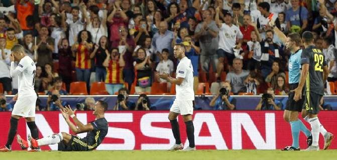 Partido de la Champions League disputado entre Valencia y Juventus. En la imagen, expulsion de Cristiano. Champions League match played between Valencia and Juventus. In this picture, Cristiano Ronaldo sent off. 