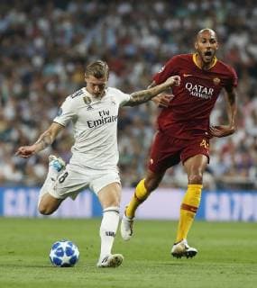 Partido de Liga de Campeones entre el Real Madrid y la Roma en el Bernabéu. En la imagen, Kroos y Nzonzi. Champions League match between Real Madrid and Roma. In this picture, Kroos and Nzonzi. 