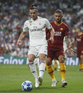 Partido de Liga de Campeones entre el Real Madrid y la Roma en el Bernabéu. En la imagen, Bale and Kolarov.Champions League match between Real Madrid and Roma. In this picture, Bale and Kolarov. 