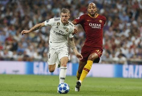 Partido de Liga de Campeones entre el Real Madrid y la Roma en el Bernabéu. En la imagen, Kroos y Nzonzi. Champions League match between Real Madrid and Roma. In this picture, Kroos and Nzonzi. 