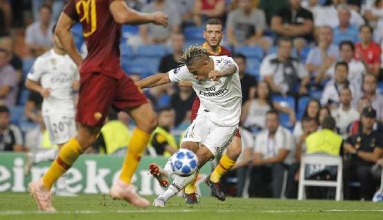 Partido de Liga de Campeones entre el Real Madrid y la Roma en el Bernabeu. En la imagen, Mariano logra su gol. Champions League match between Real Madrid and Roma. In this picture, Mariano scores his goal. 