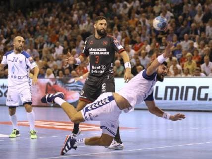 Photo goal throw Tin Kontrec against Tobias Karlsson Flensburg Handball men 1 Bundesliga on Wed 19 09 2018 Flensburg HC Zagreb