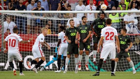 Fußball, EL, FC Sevilla - Standard Lüttich Sevilla s midfielder Ever Banega (C) scores the 1-0 during the UEFA Europe League Group J soccer march between Sevilla and Standard Liege at Ramon Sanchez Pizjuan stadium in Seville, Andalusia, Spain, 20 September 2018. SEVILLA-STANDARD LIEJA !ACHTUNG: NUR REDAKTIONELLE NUTZUNG!  Copyright: xJULIOxMUÑOZx GRAF7620 20180920-636730683139619993
