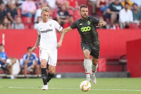 Fußball, EL, FC Sevilla - Standard Lüttich Sevilla s defender Simon Kjaer and Standard s Orlando Sa fight for the ball during a match between Belgian soccer team Standard de Liege and Spanish club Sevilla FC, Thursday 20 September 2018 in Sevilla, Spain, on day one of the UEFA Europa League group stage. BRUNOxFAHY  x05430090x