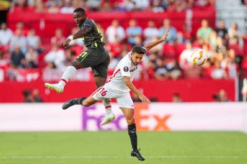 Fußball, EL, FC Sevilla - Standard Lüttich Standard s Collins Fai and Sevilla s captain Jesus Navas fight for the ball during a match between Belgian soccer team Standard de Liege and Spanish club Sevilla FC, Thursday 20 September 2018 in Sevilla, Spain, on day one of the UEFA Europa League group stage. BRUNOxFAHY  x05430109x