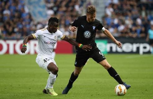 Fußball, EL, KRC Genk - Malmö FF Genk s Joseph Aidoo and Malmo FF s forward Markus Rosenberg fight for the ball during the match between Belgian soccer team KRC Genk and Swedish club Malmo FF in Genk, Thursday 20 September 2018, on day one of the UEFA Europa League group stage. VIRGINIExLEFOUR  x05430111x