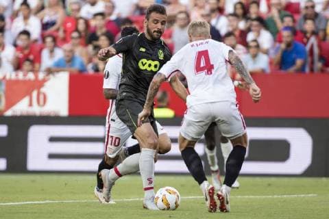 Fußball, EL, FC Sevilla - Standard Lüttich September 20, 2018 - Seville, Spain - ORLANDO SA of Standard de Liege (L) vies for the ball with SIMON KJAER of Sevilla (R ) during the Europa League Group J soccer match between Sevilla FC and Standard de Liege at the Ramon Sanchez Pizjuan Stadium Soccer 2018 - Sevilla FC vs Standard de Liege - ZUMAa142 20180920_zap_a142_010 Copyright: xDanielxGonzalezxAcunax