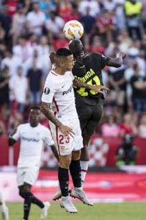 Fußball, EL, FC Sevilla - Standard Lüttich September 20, 2018 - Seville, Spain - LUIS CAVANDA of Standard de Liege (R ) vies for the ball with GUILHERME ANTONIO ARANA of Sevilla (L ) during the Europa League Group J soccer match between Sevilla FC and Standard de Liege at the Ramon Sanchez Pizjuan Stadium Soccer 2018 - Sevilla FC vs Standard de Liege - ZUMAa142 20180920_zap_a142_009 Copyright: xDanielxGonzalezxAcunax
