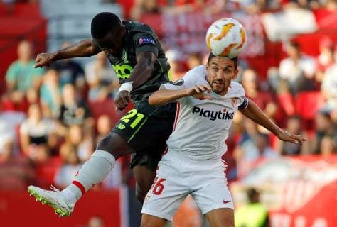 Sevilla s midfielder Jesus Navas (R) and Standard Lieja Cameroonian defender Collins Fai vie for the ball during the UEFA Europa League groups phase match between Sevilla and Standard Lieja, at the Sanchez Pizjuan stadium, in Seville, Andalusia, Spain, 20 September 2018. Sevilla vs. Standard Leija !ACHTUNG: NUR REDAKTIONELLE NUTZUNG!  Copyright: xJulioxMunozx SEV01 20180920-636730703176626522
