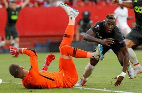 Sevilla s Czech goalkeeper Tomas Vaclik (L) in action against Standard Lieja s Malian midfielder Moussa Djenepo during the UEFA Europa League groups phase match between Sevilla and Standard Lieja, at the Sanchez Pizjuan stadium, in Seville, Andalusia, Spain, 20 September 2018. Sevilla vs. Standard Leija !ACHTUNG: NUR REDAKTIONELLE NUTZUNG!  Copyright: xJulioxMunozx SEV06 20180920-636730705807095275