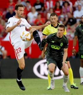 Sevilla s Argentinian midfielder Franco Vazquez (L) and Standard Lieja s Bosnian midfielder Gojko Cimirot vie for the ball during the UEFA Europa League groups phase match between Sevilla and Standard Lieja, at the Sanchez Pizjuan stadium, in Seville, Andalusia, Spain, 20 September 2018. Sevilla vs. Standard Leija !ACHTUNG: NUR REDAKTIONELLE NUTZUNG!  Copyright: xJulioxMunozx SEV07 20180920-636730707683038763