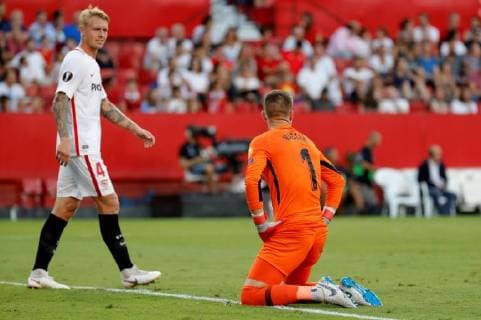 Sevilla s Czech goalkeeper Tomas Vaclik (R) and Danish defender Simon Kjaer during the UEFA Europa League groups phase match between Sevilla and Standard Lieja, at the Sanchez Pizjuan stadium, in Seville, Andalusia, Spain, 20 September 2018. Sevilla vs. Standard Leija !ACHTUNG: NUR REDAKTIONELLE NUTZUNG!  Copyright: xJulioxMunozx SEV10 20180920-636730718333627292