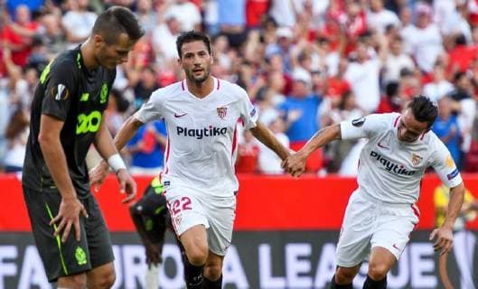 Fußball, EL, FC Sevilla - Standard Lüttich Sevilla s Argentinian midfielder Franco Vazquez (C) jubilates a goal with Roque Mesa (R) during the UEFA Europa League groups phase match between Sevilla and Standard Lieja, at the Sanchez Pizjuan stadium, in Seville, Andalusia, Spain, 20 September 2018. Sevilla vs. Standard Leija !ACHTUNG: NUR REDAKTIONELLE NUTZUNG!  Copyright: xRaulxCarox SEV11 20180920-636730718947072644