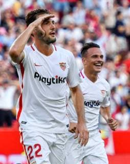 Fußball, EL, FC Sevilla - Standard Lüttich Sevilla s Argentinian midfielder Franco Vazquez (C) jubilates a goal with Roque Mesa (R) during the UEFA Europa League groups phase match between Sevilla and Standard Lieja, at the Sanchez Pizjuan stadium, in Seville, Andalusia, Spain, 20 September 2018. Sevilla vs. Standard Leija !ACHTUNG: NUR REDAKTIONELLE NUTZUNG!  Copyright: xRaulxCarox SEV12 20180920-636730718961135318