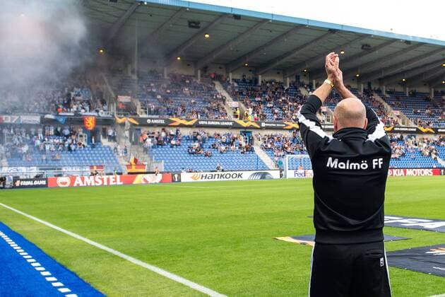 180920 Head coach Uwe Rösler of Malmö FF recognizes the fans ahead of the Europa League group stage match between Genk and Malmö FF on September 20, 2018 in Genk Photo Ludvig Thunman BILDBYRAN code LT 35538  Copyright: LUDVIGxTHUNMAN BB180920LT063