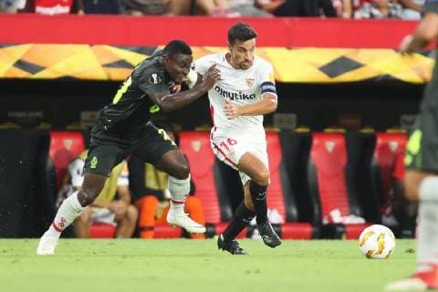 Fußball, EL, FC Sevilla - Standard Lüttich Standard s Collins Fai and Sevilla s captain Jesus Navas fight for the ball during a match between Belgian soccer team Standard de Liege and Spanish club Sevilla FC, Thursday 20 September 2018 in Sevilla, Spain, on day one of the UEFA Europa League group stage. BRUNOxFAHY  x05430213x