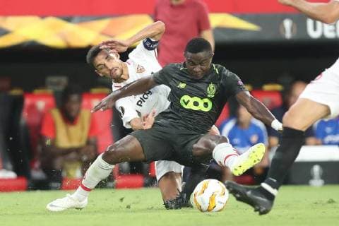 Fußball, EL, FC Sevilla - Standard Lüttich Sevilla s captain Jesus Navas and Standard s Collins Fai fight for the ball during a match between Belgian soccer team Standard de Liege and Spanish club Sevilla FC, Thursday 20 September 2018 in Sevilla, Spain, on day one of the UEFA Europa League group stage. BRUNOxFAHY  x05430220x