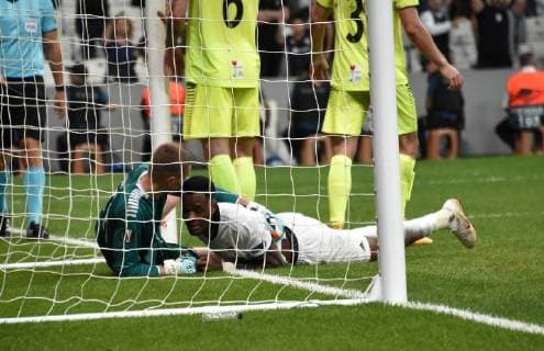 Fußball, EL, Besiktas - Sarpsborg 08 Besiktas Cyle Larin (R) with Sarpsborg s goalkeeper Aleksandr Vasyutin, during the Europa League Group I soccer match between Besiktas and Sarpsborg in Istanbul, Thursday, Sept. 20, 2018. (  Copyright: DepoxPhotos 16120279