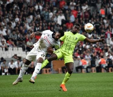 Fußball, EL, Besiktas - Sarpsborg 08 Besiktas Jeremain Lens (L) with Sarpsborg s Rashad Muhammed, during the Europa League Group I soccer match between Besiktas and Sarpsborg in Istanbul, Thursday, Sept. 20, 2018. (  Copyright: DepoxPhotos 16120288