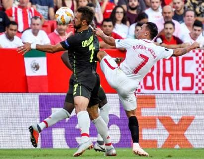 Fußball, EL, FC Sevilla - Standard Lüttich Sevilla s midfielder Roque Mesa (R) and Standard Lieja s Portuguese striker Orlando Sa vie for the ball during the UEFA Europa League groups phase match between Sevilla and Standard Lieja, at the Sanchez Pizjuan stadium, in Seville, Andalusia, Spain, 20 September 2018. Sevilla vs. Standard Leija !ACHTUNG: NUR REDAKTIONELLE NUTZUNG!  Copyright: xRaulxCarox SEV17 20180920-636730728981714550