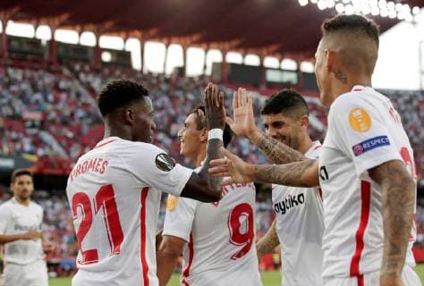 Fußball, EL, FC Sevilla - Standard Lüttich Sevilla s players jubilate a goal during the UEFA Europa League groups phase match between Sevilla and Standard Lieja, at the Sanchez Pizjuan stadium, in Seville, Andalusia, Spain, 20 September 2018. Sevilla vs. Standard Leija !ACHTUNG: NUR REDAKTIONELLE NUTZUNG!  Copyright: xJulioxMunozx SEV19 20180920-636730729595937238