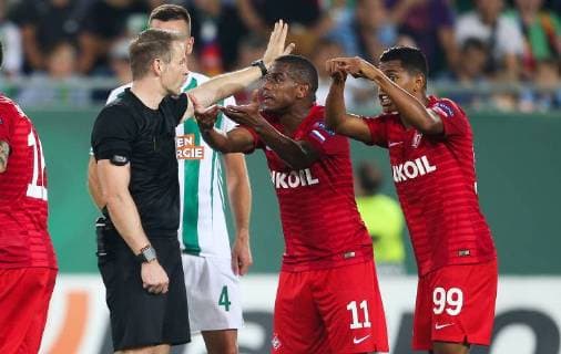 SOCCER - EL, Rapid vs Spartak VIENNA,AUSTRIA,20.SEP.18 - SOCCER - UEFA Europa League, group stage, SK Rapid Wien vs Spartak Moscow. Image shows referee Alain Bieri (SUI), Fernando (Spartak) and Aleksandr Maksimenko (Spartak). GEPAxpictures xPhilippxBrem
