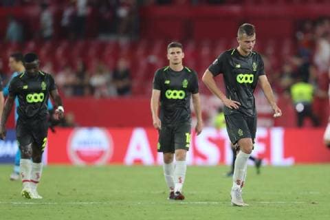 Fußball, EL, FC Sevilla - Standard Lüttich Standard s players pictured after the 1-5 result at a match between Belgian soccer team Standard de Liege and Spanish club Sevilla FC, Thursday 20 September 2018 in Sevilla, Spain, on day one of the UEFA Europa League group stage. BRUNOxFAHY  x05430245x