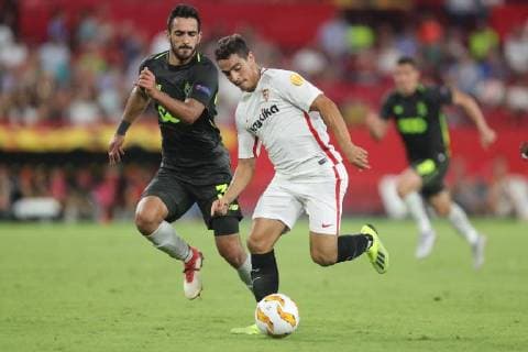Fußball, EL, FC Sevilla - Standard Lüttich Standard s Konstantinos Laifis and Sevilla s forward Wissam Ben Yedder fight for the ball during a match between Belgian soccer team Standard de Liege and Spanish club Sevilla FC, Thursday 20 September 2018 in Sevilla, Spain, on day one of the UEFA Europa League group stage. BRUNOxFAHY  x05430242x