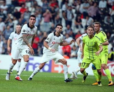 Fußball, EL, Besiktas - Sarpsborg 08 Besiktas Enzo Roco (L), and Pepe with Sarpsborg s Kristoffer Zachariassen (17), during the Europa League Group I soccer match between Besiktas and Sarpsborg in Istanbul, Thursday, Sept. 20, 2018. (Depo Photos)  Copyright: BesiktasxJK 16120378