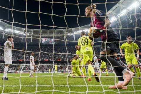 180920 Kristoffer Zachariassen or Sarpsborg 08 celebrates with his teammates and goalkeeper Loris Karius or Besiktas looks dejected after the 3 1 goal during the Europe League match between Besiktas and Sarpsborg 08 on September 20, 2018 in Istanbul Photo Fredrik Varfjell BILDBYRAN Code FV 150142  Copyright: FREDRIKxVARFJELL BB180920FV081
